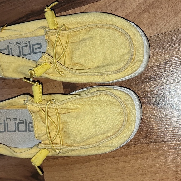 Hey dude Womens Size 6 Yellow Shoes - Picture 6 of 8